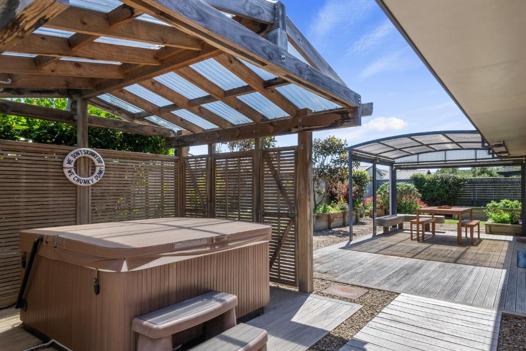 Spa and Sands - Waikanae Beach Holiday Home, Waikanae