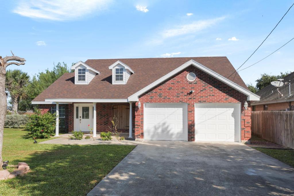 Modern rustic home, Olmito