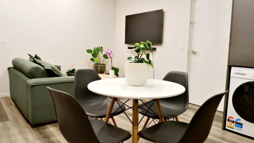 Modern Home with 2 Ensuites Only 17 Minutes to City and CHC Airport, Christchurch