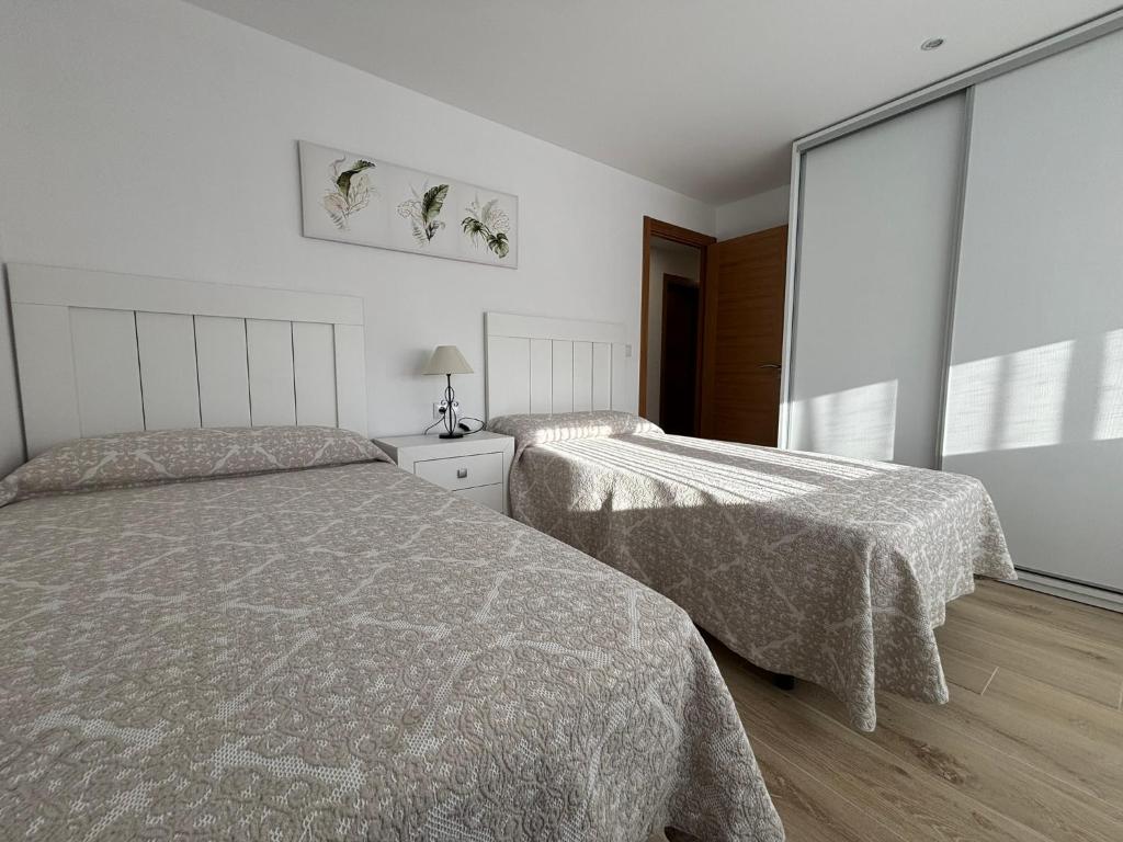 Piso en Ribeira a 20metros de la playa de Coroso by Cristian&Tamara alquileres, Ribeira