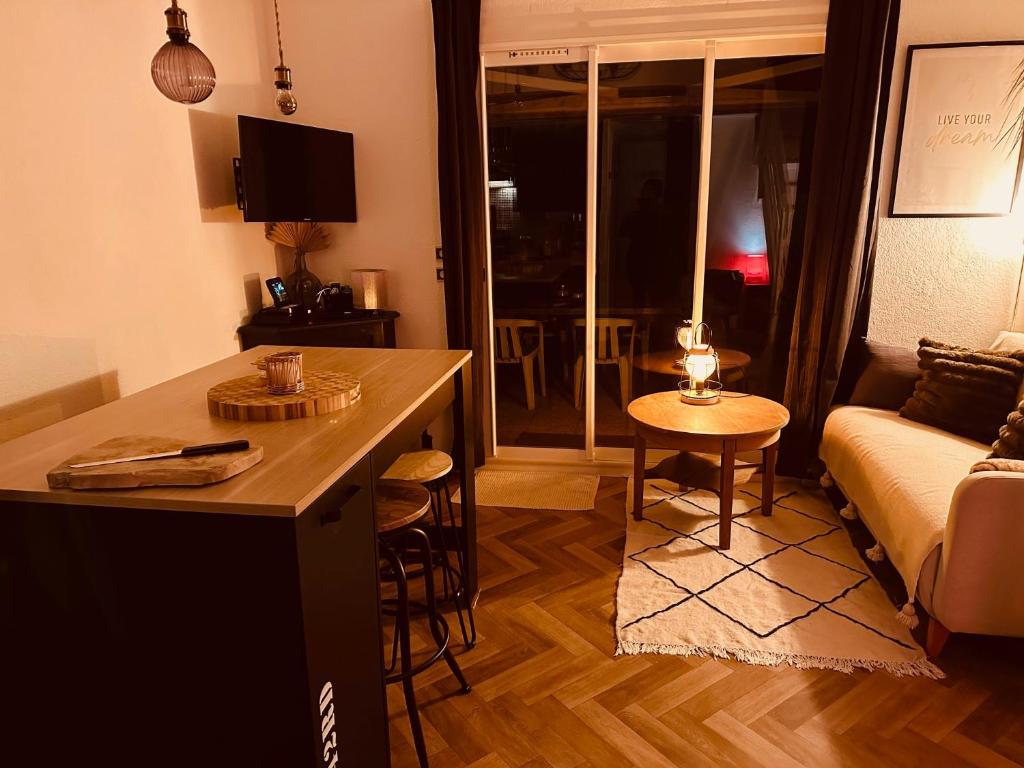 Résidence Le SUNSET Marseillan-plage, entre mer, canal du midi et lagune de Thau, étape vélo, famille, couple, VRP, toutou admis, jardin, parking privé gratuit, vélos, Clim, WIFI fibre gratuite, commodités, plage et piste cyclable à proximité - 2