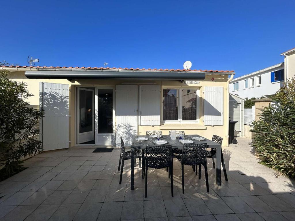 Maison de Vacances avec Terrasse Dallée, 6 Couchages, à Deux Pas de l'Océan à St-Jean-de-Monts - FR-1-224C-94 - 3
