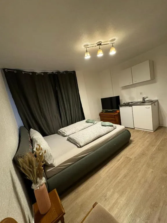 Möbliertes Zimmer mit TV, Internet & kompletter Ausstattung in Bonn-Mehlem, Hotel in Bonn