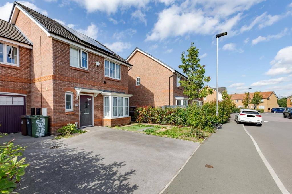 Sunset View-Luxury 2-Bed House Near Birmingham, Wednesbury