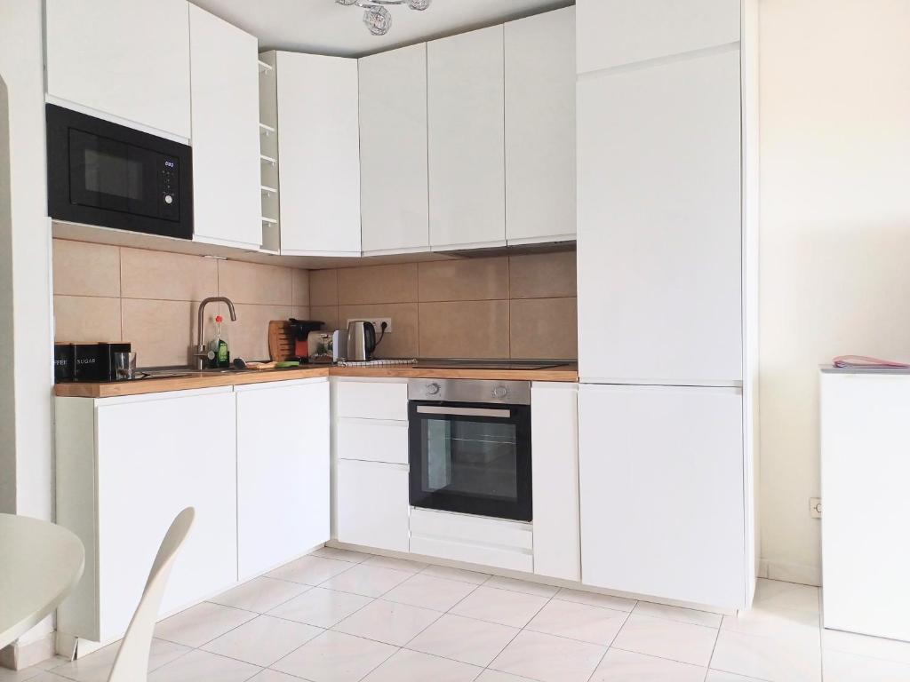 Bright & spacious with aircon - 3