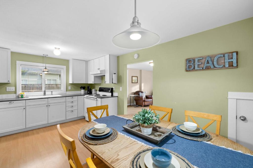 Alpine Coast Cottage - Meredith Lodging, Rockaway Beach