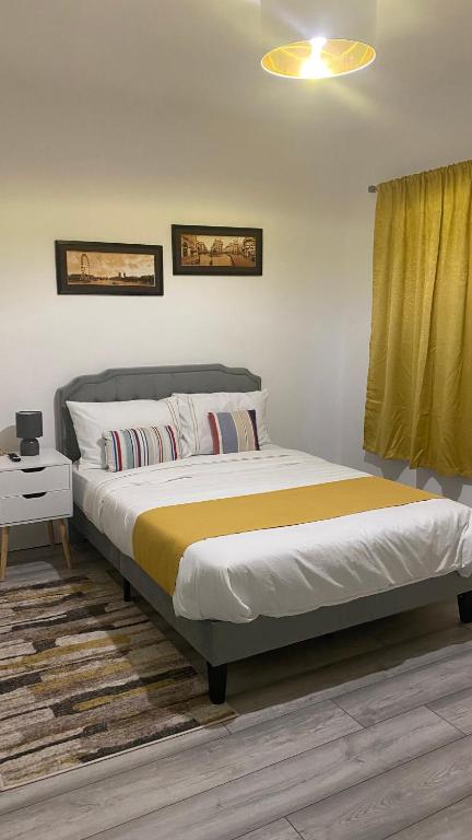 New Guest House, Individual Ensuite Rooms with Comfortable Double Beds, TV and WiFi, Luton
