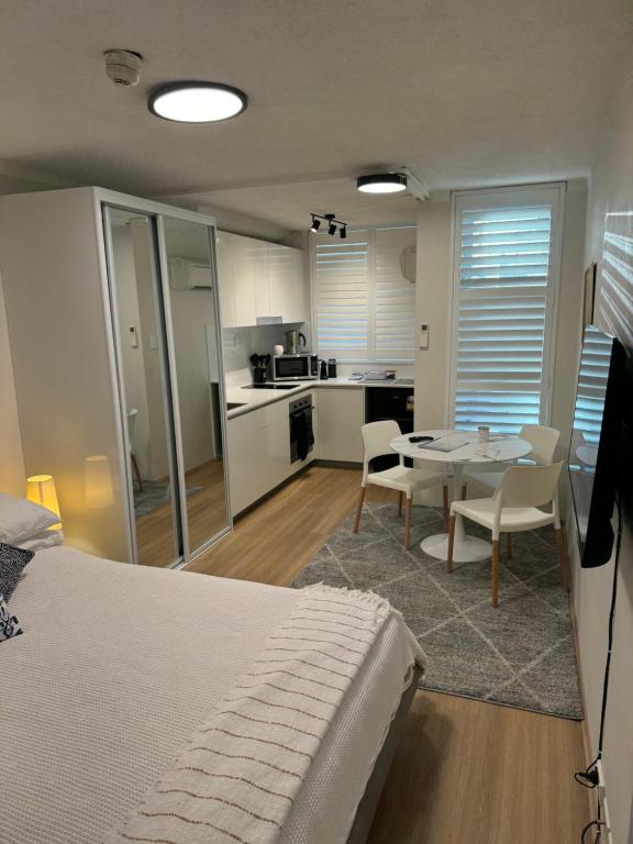 Renovated Central Studio w pool & just off Oxford St, Sydney