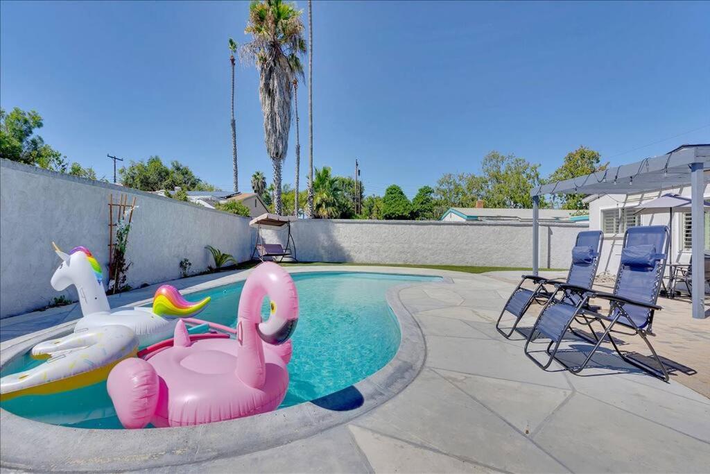 Double Flamingo HotTub BBQ Game Room Self Check-in, San Diego