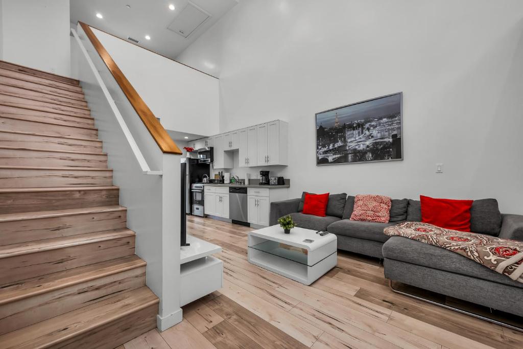 New 1 Bedroom Loft with View of Hollywood Sign, Los Angeles