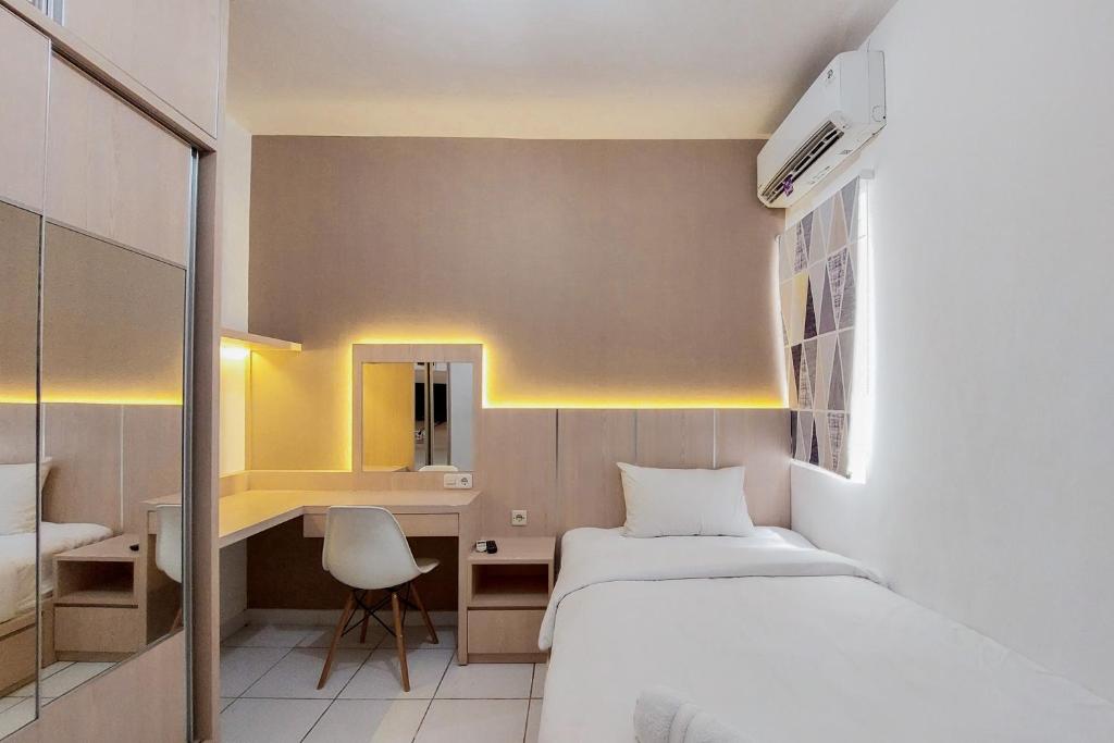 Cozy and Minimalist Studio (No Kitchen) at Aeropolis Apartment By Travelio, Tangerang