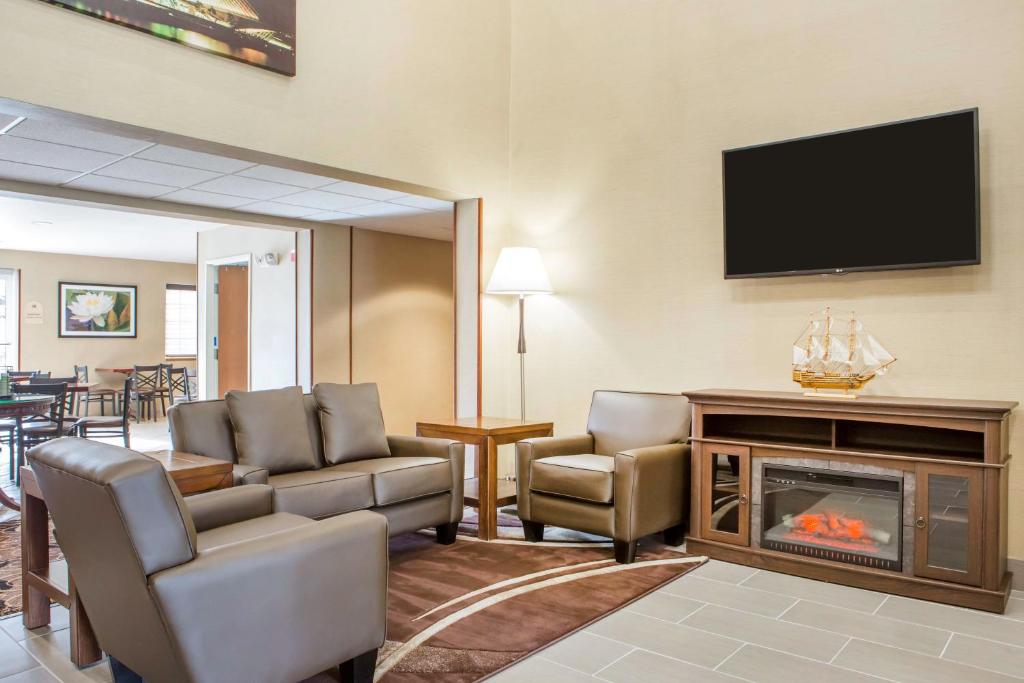 Hawthorn Suites By Wyndham Oak Creek/Milwaukee Airport photo