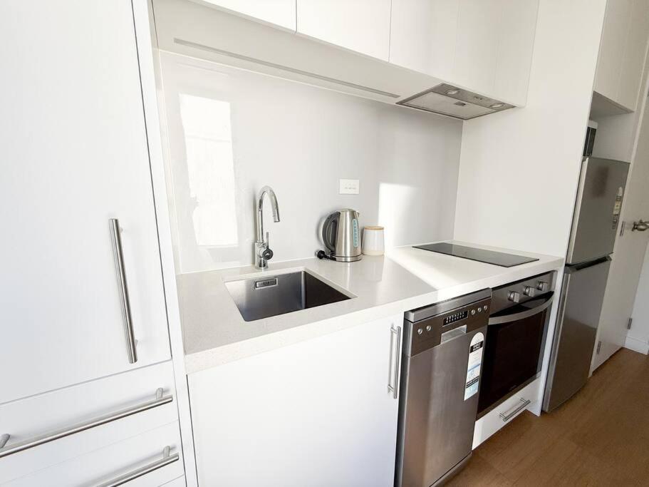 Hot Deal! Sky Stars Central Haven Studio with nice pool In CBD heart, Окленд