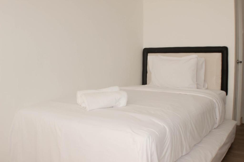 Comfy and Tidy Studio at Riverview Jababeka Apartment By Travelio, Cikarang