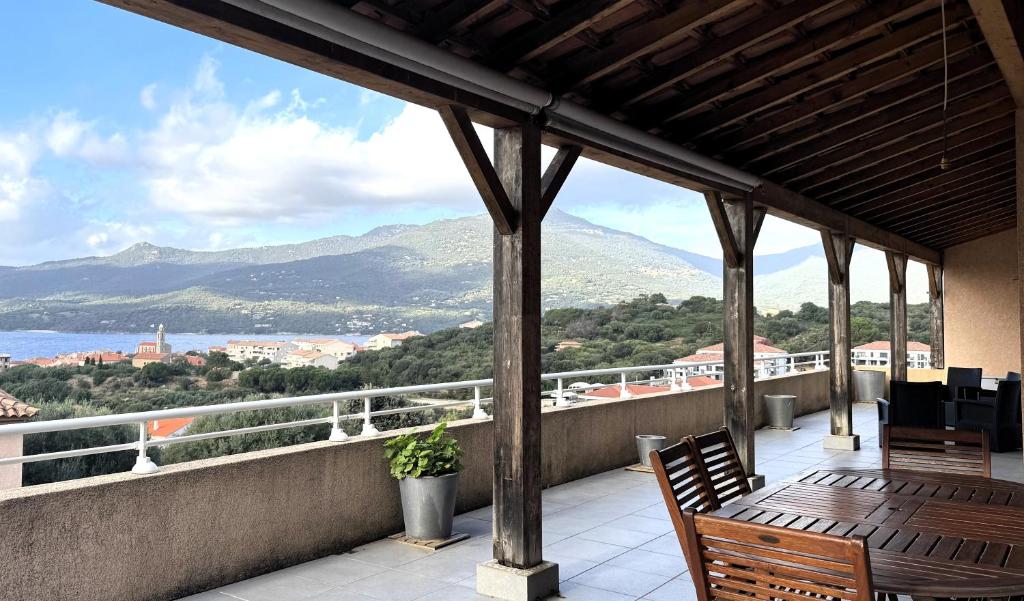 Appartement avec vue imprenable sur la mer, terrasse et piscine, Propriano