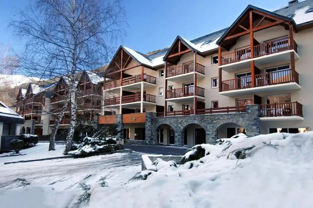 St Lary centre 4 à 6 personnes piscine vue montagne，位于圣拉里苏朗的酒店