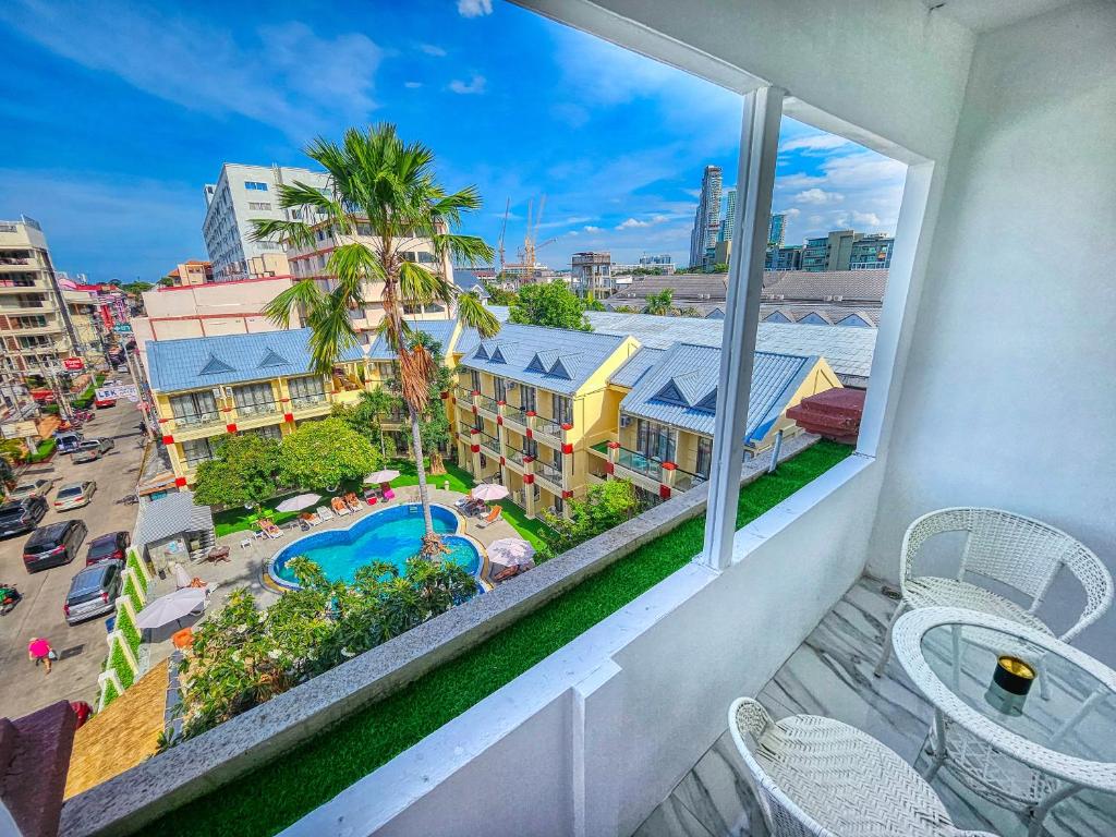 Exterior view, Mermaid's Beach Resort in Pattaya