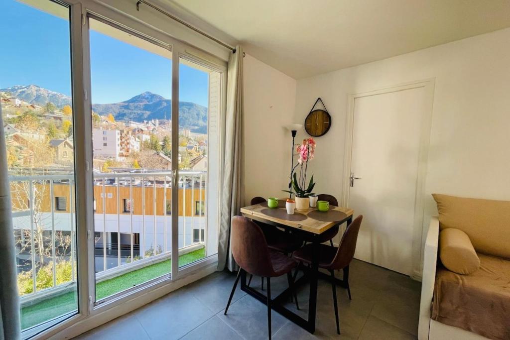 Charming T3 with balcony in the heart of Briançon - 2