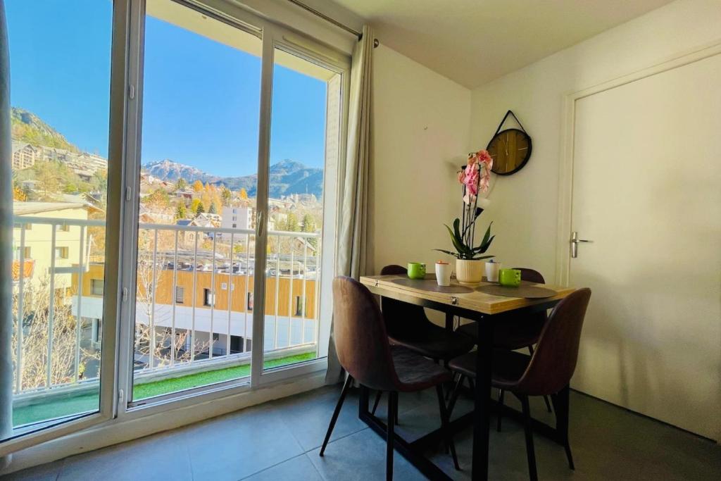 Charming T3 with balcony in the heart of Briançon - 3
