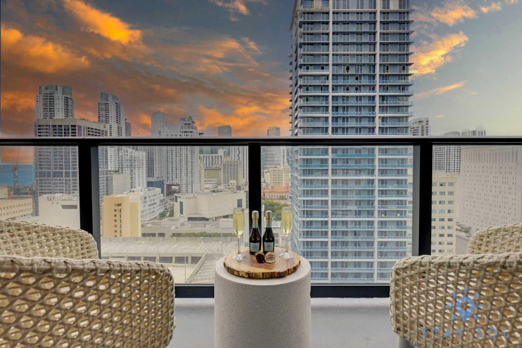 Stylish 2BR with Pool & Balcony, Miami