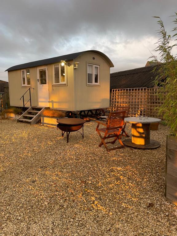 The Shepherd's Hut, Mixbury