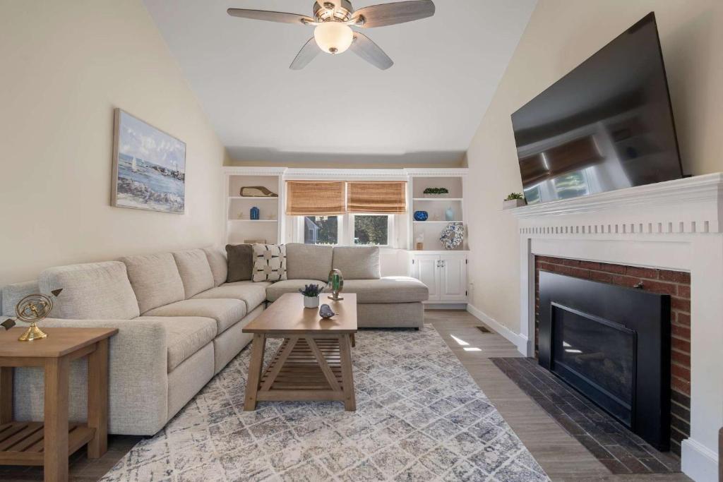 Minutes to Craigville Beach Private Patio and Backyard, Barnstable