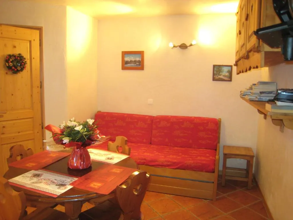 Location pour 2 personnes près de Montalbert，位于艾姆拉普拉涅的酒店