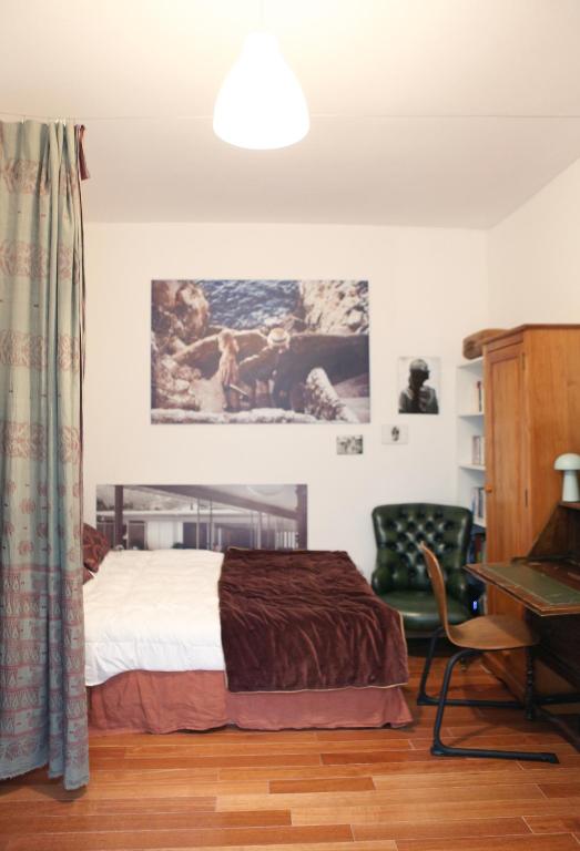 Chic neighborhood charming courtyard studio 7th - 3