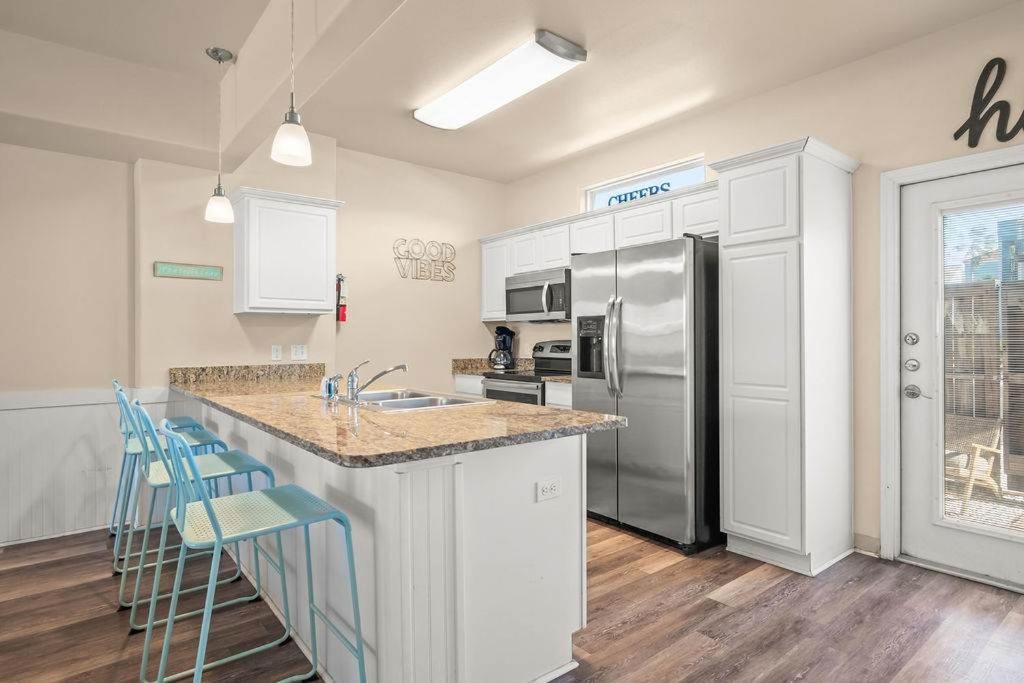 Walk to Beach Shared Pool & Grill Dog Friendly, Padre Island