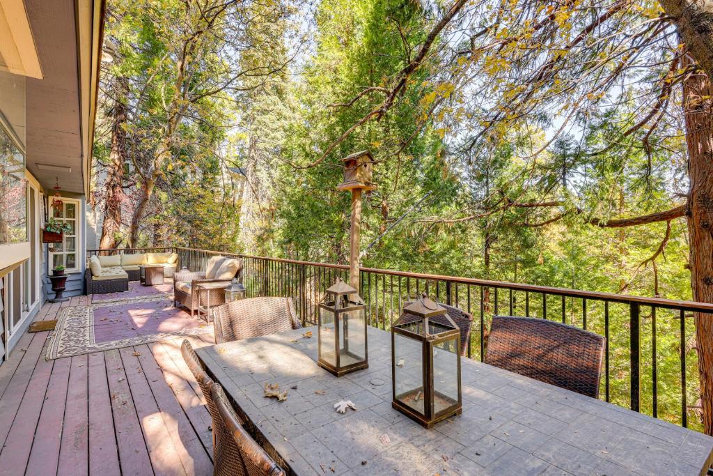 Walk to Lake Arrowhead Home with Hot Tub and Wet Bar!, Lake Arrowhead