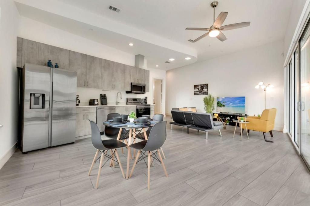 Modern 2BR I Gym I Parking I Workspace, Dallas