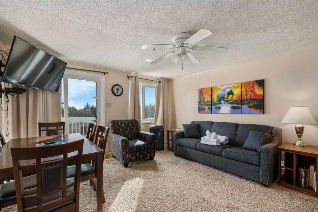 Stroll to Slopes, Village Area, Ski in-out MtLodge 329, Snowshoe