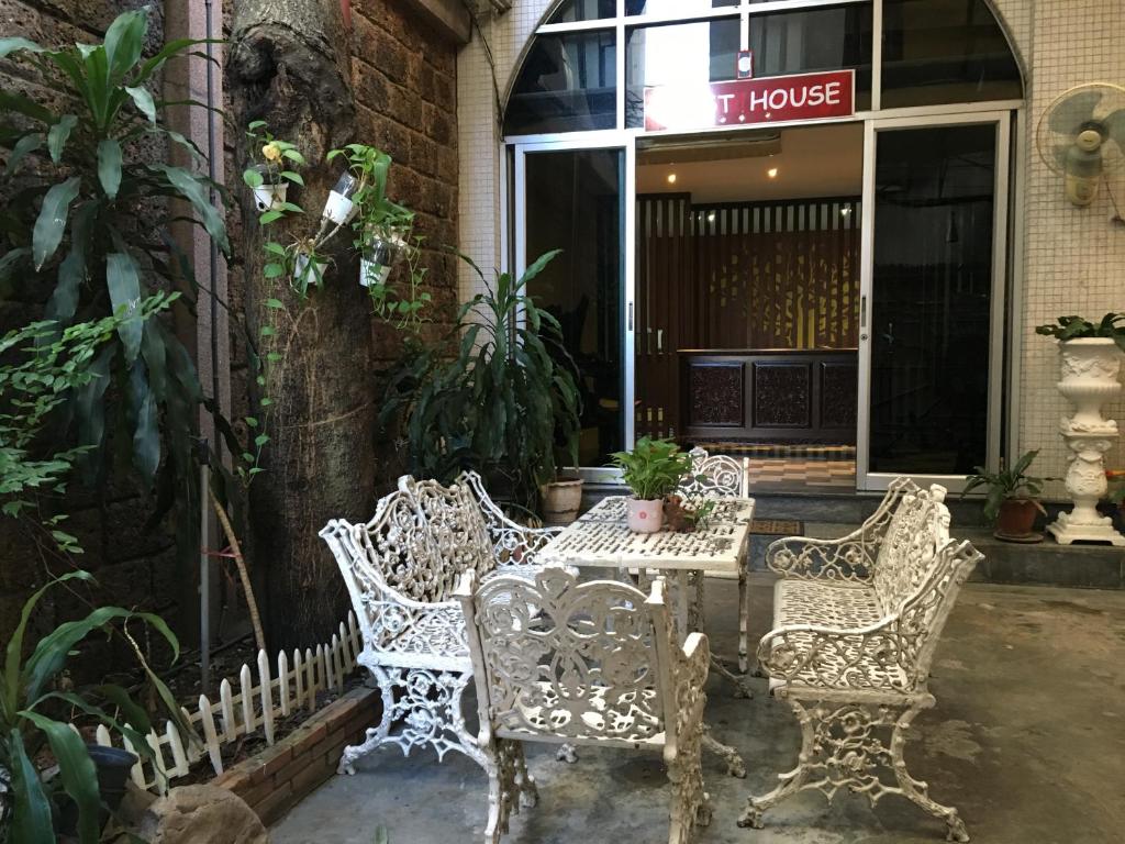 The Grand Palace Hostel