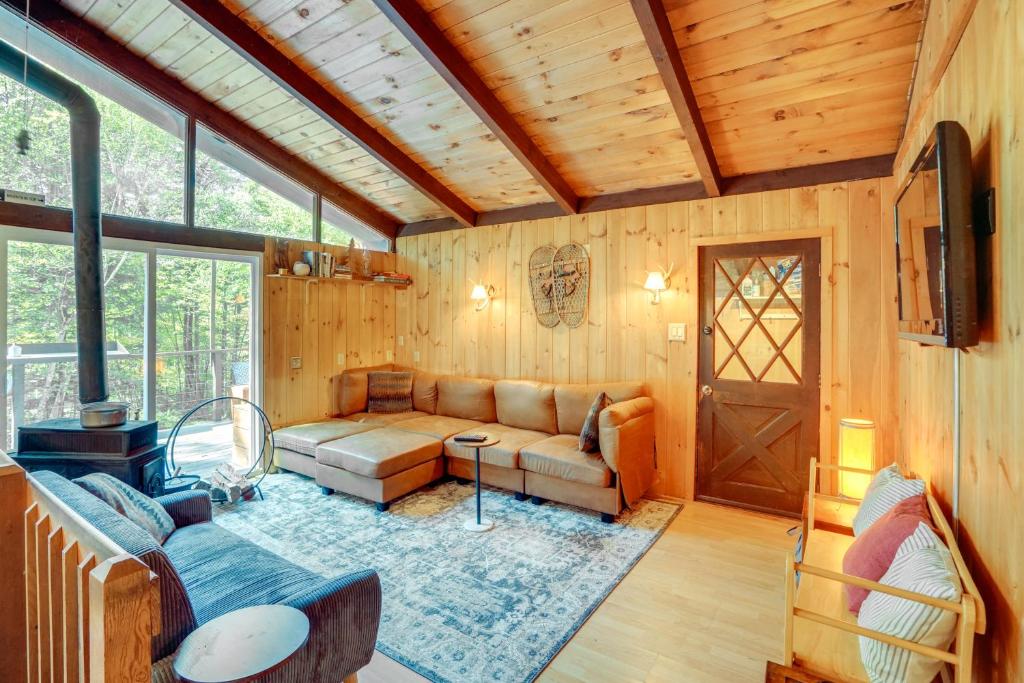 Treehouse Chalet Near Mt Snow with On-Site Trails!, West Dover