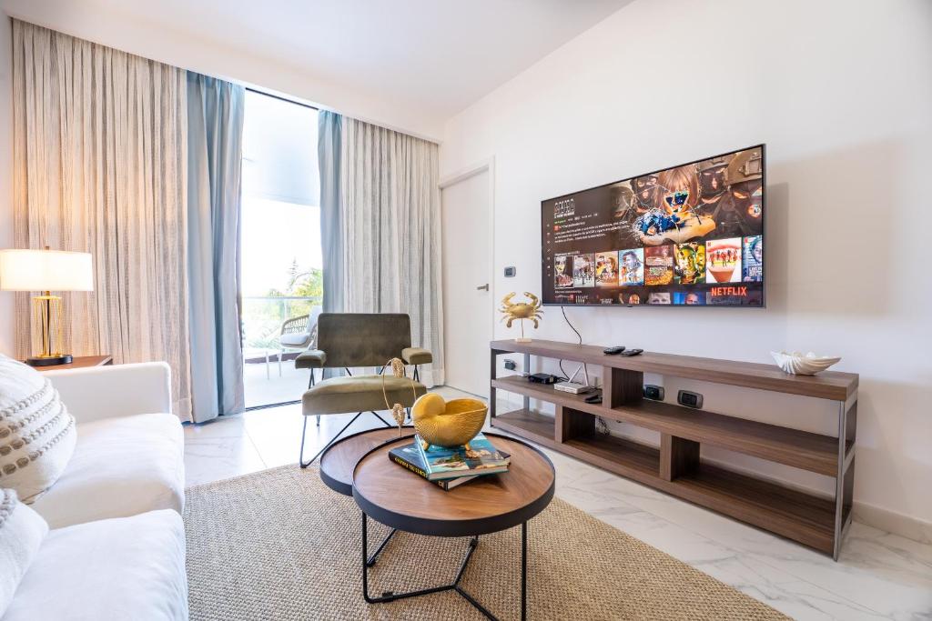 Beautiful Beach APT with Private Jacuzzi, Pool & Golf, Punta Cana