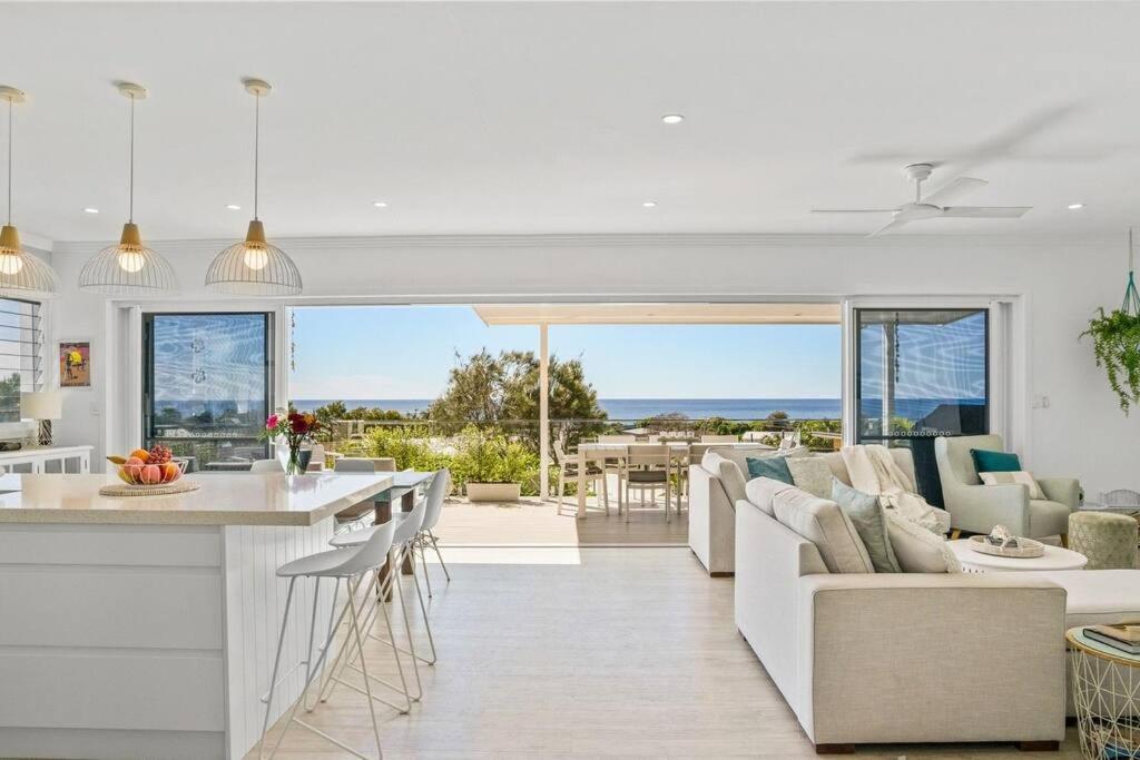 Coastal Beachfront Retreat - Perfect for all seasons, Forster
