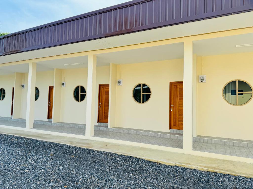 The New Motel, Ban Pak Ngam