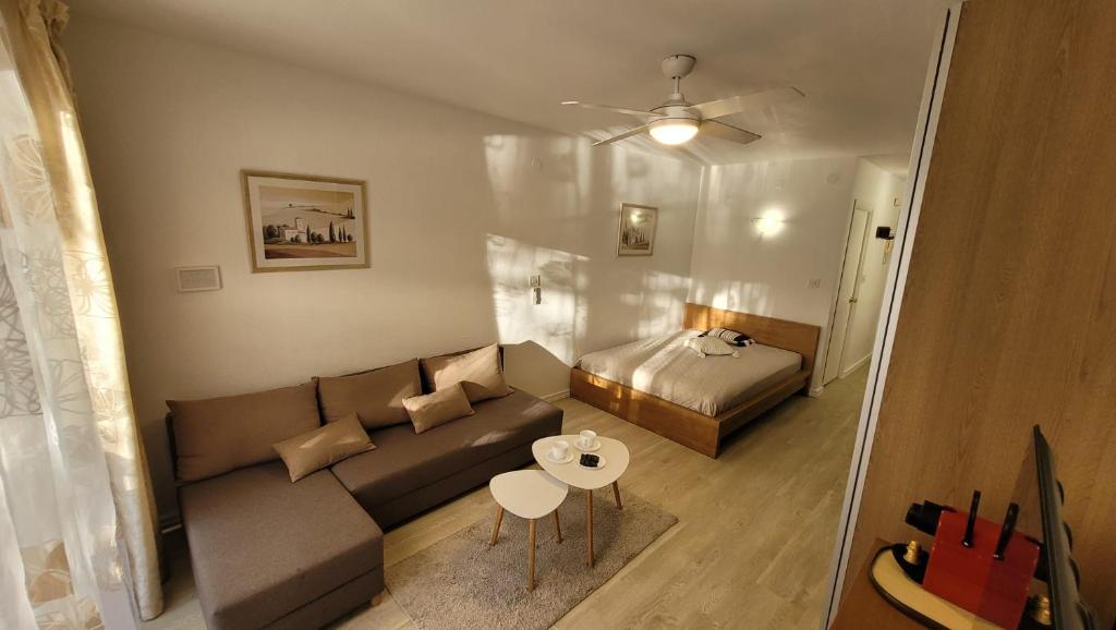 Studio Calypso 5, Sitio de Calahonda