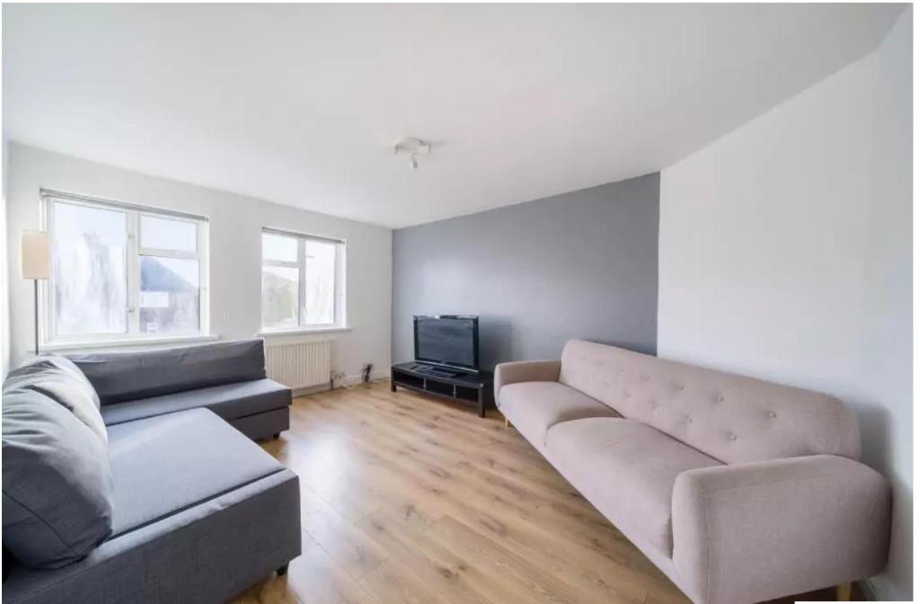 Nursery Lodges, Sunbury Common