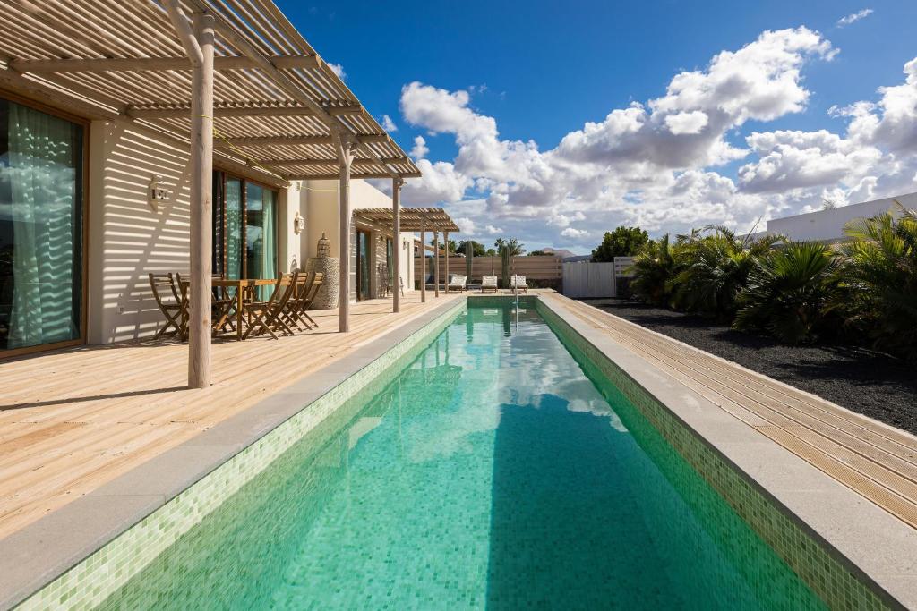 In Lajares Villa Take a swim in our 15m long pool - 1