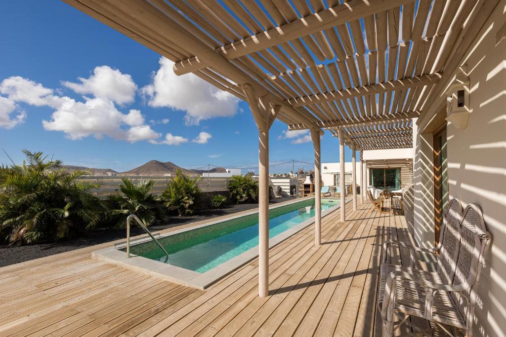 In Lajares Villa Take a swim in our 15m long pool - 5