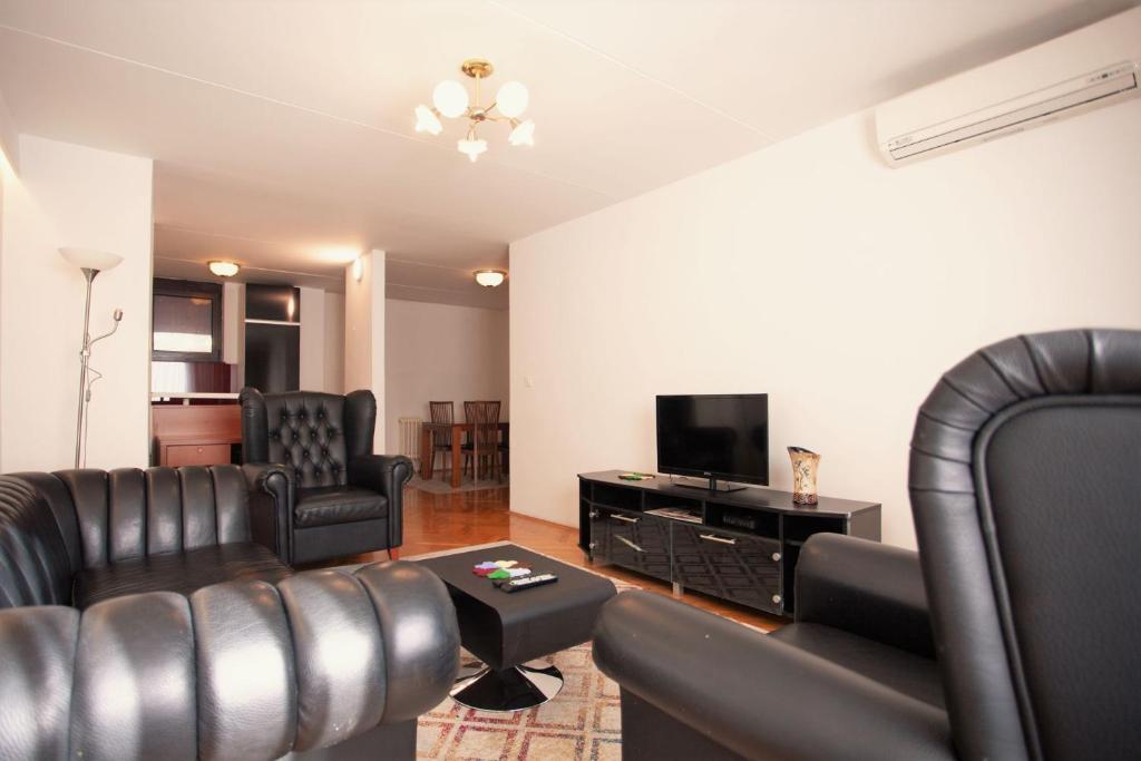 The Parrots Nest - 3