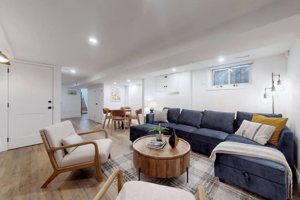 Fresh and Modern Guest Suite, Toronto