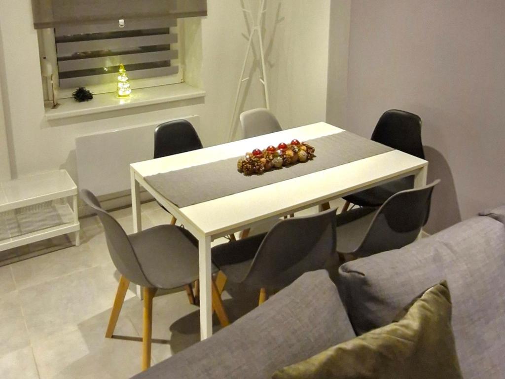 Entire house with arcade machine in a private backyard, 3 bedrooms, 1 bathroom, 1 leaving room with convertible sofa and open kitchen - 5