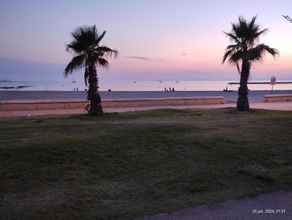 Vela Aurea, Studio 4 couchages en rez de jardin, avec terrasse et parking, à 500m de la plage, Le Grau-du-Roi