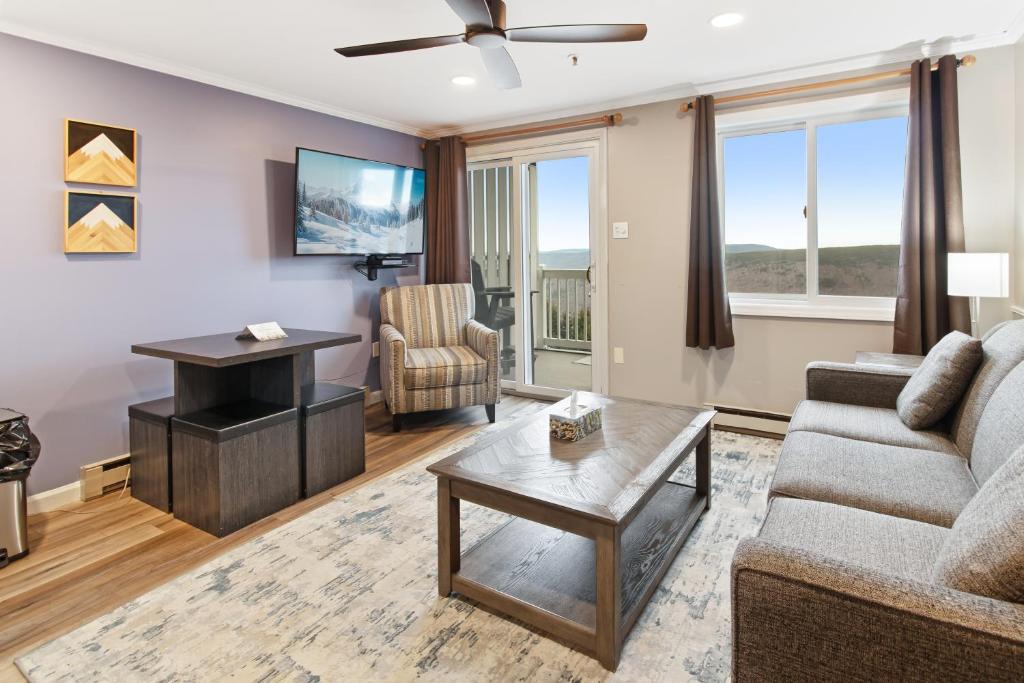 ML288 New Deck Great Views EZ Parking WiFi Retreat, Snowshoe