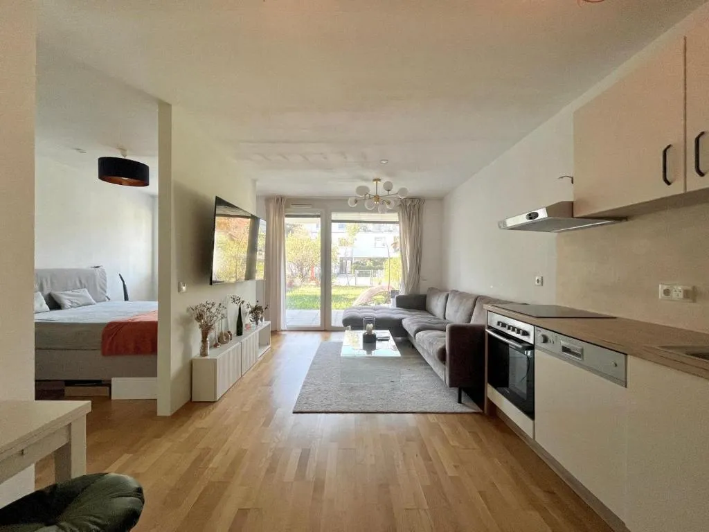 Wohnung mit Garten in 1230 Wien, Hotel in Wien