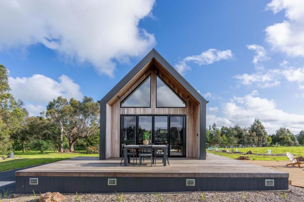 Ovata - Country to Coast, Wattle Bank