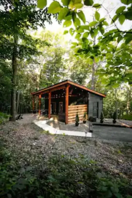 The Hillside Retreat - Cozy container home with Hot tub and Fire pit，位于洛根的酒店