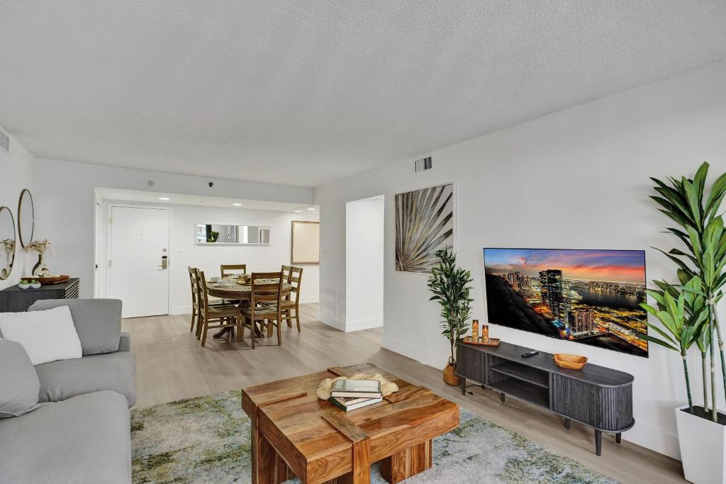 Ocean View Serenity Condo Beach Service 915, Miami Beach